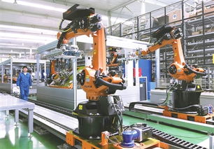 位于长葛市产业集聚区的森源电气股份大力实施智能制造装备的创新与应用,实现了生产的全流程智能化控制,提升了生产效率和产品质量。图为昨日该公司员工在操控智能机器人生产线。